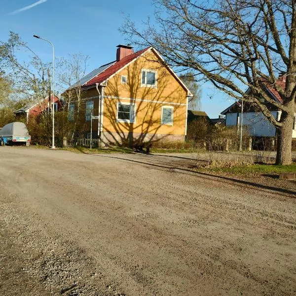 Saunallinen huone omakotitalossa - old wood house -, hotel sa Lieto