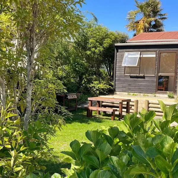 Beachside Gem - Cosy Chalet, hotel in Puponga