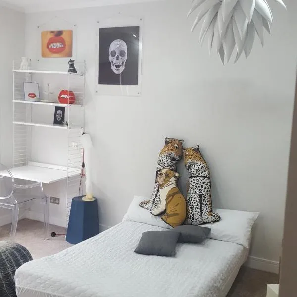 Family home with easy commute to London!, hotel a Croydon