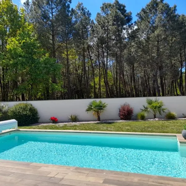 Chambre au calme ,Havre de paix ocean lac foret avec spa et piscine au sel chauffée mai à octobre, hotel di Hourtin-Plage