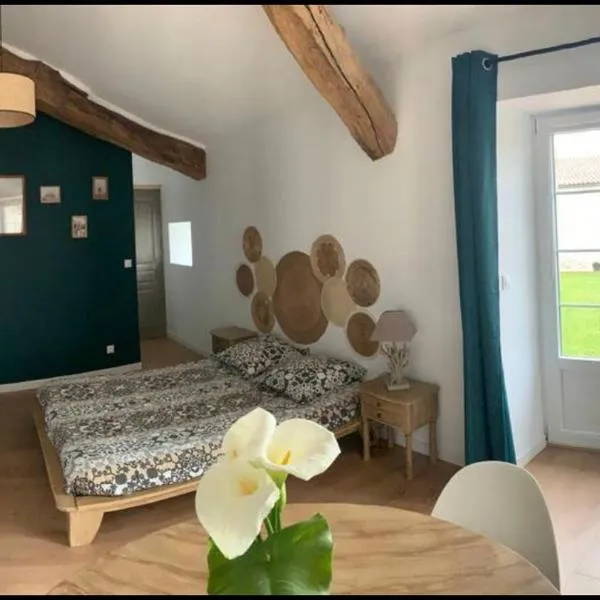 Chambre Au clos des auges, hotel em Saint-Saturnin-du-Bois