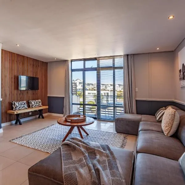 Stylishly Decorated Beachfront apartment w Inverter, 202 Eden, hotel in Bloubergstrand