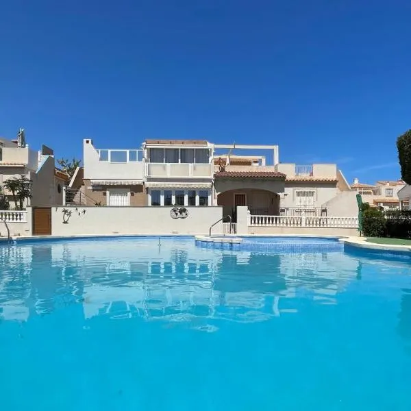 Holiday home with large roof terrace near La Mata beach, hotel v destinaci Torrevieja