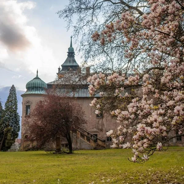 Zámecký areál Holovousy โรงแรมในHolovousy