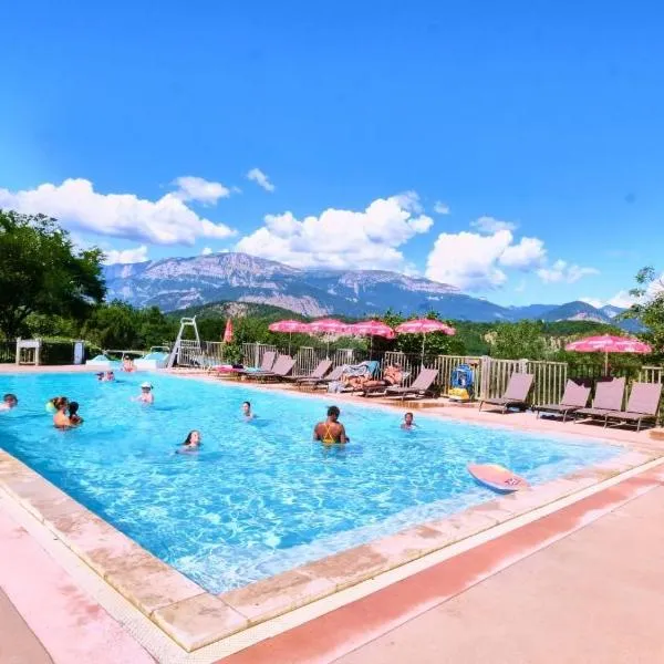 Camping maeva Escapades Le Couriou, hotel v destinaci Recoubeau
