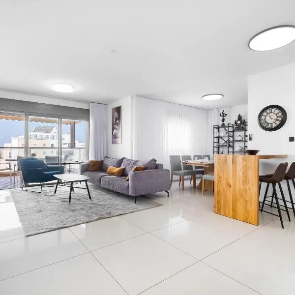 Ashdod Luxe Escape Spacious, Stylish, with Mamád, hotel v destinaci Ašdod