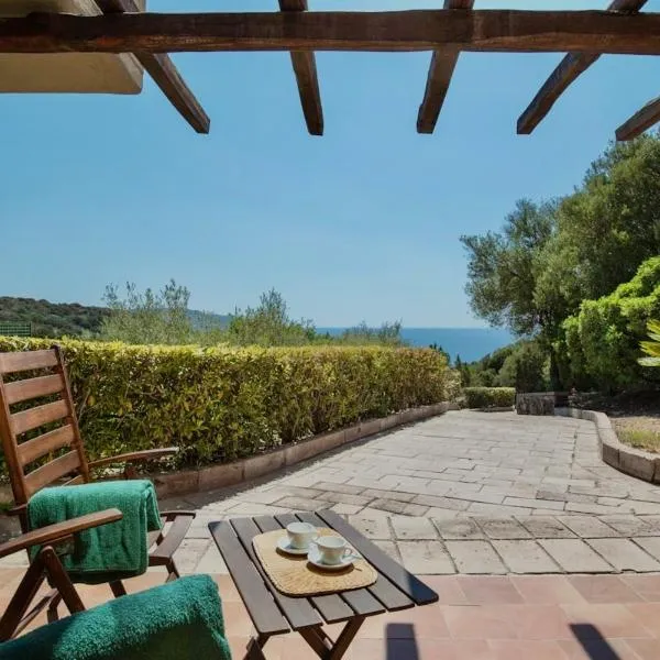 Ecovillage with swimming-pool surrounded by greenery, apartments with air conditioning and outdoor private area, hotel v destinácii Teulada