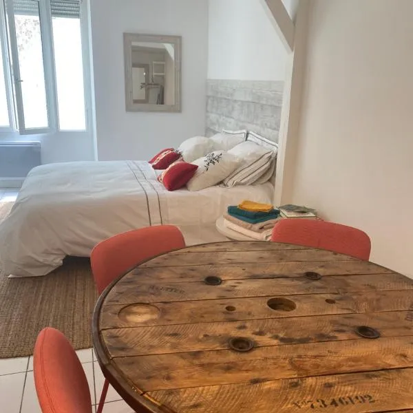 Joli studio en centre ville, hotel in Saint-Arnoult-en-Yvelines