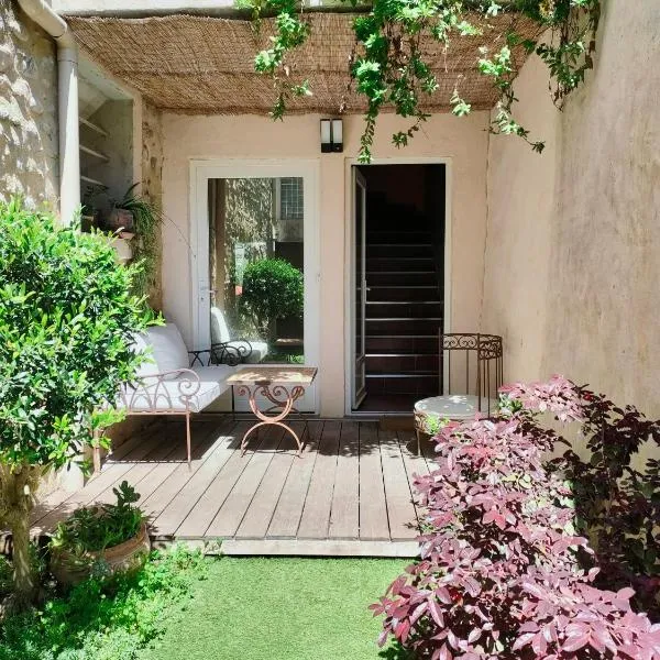 La magnanerie colorée. (5 personnes, 3 chambres), hotel en Ancône
