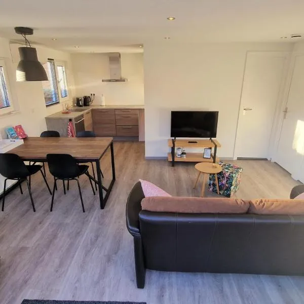 WKS39 Bungalow close to lake and sea, ξενοδοχείο σε Westkapelle