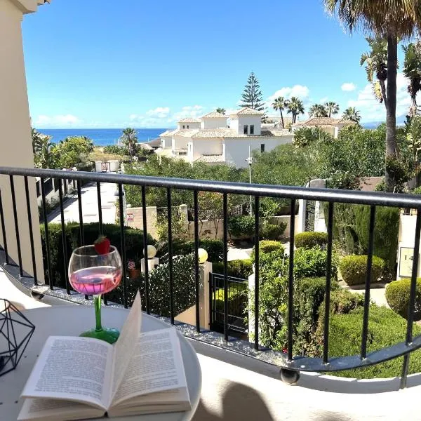STYLISH TOWNHOUSE IN BEACHFRONT COMPLEX、マルベーリャのホテル