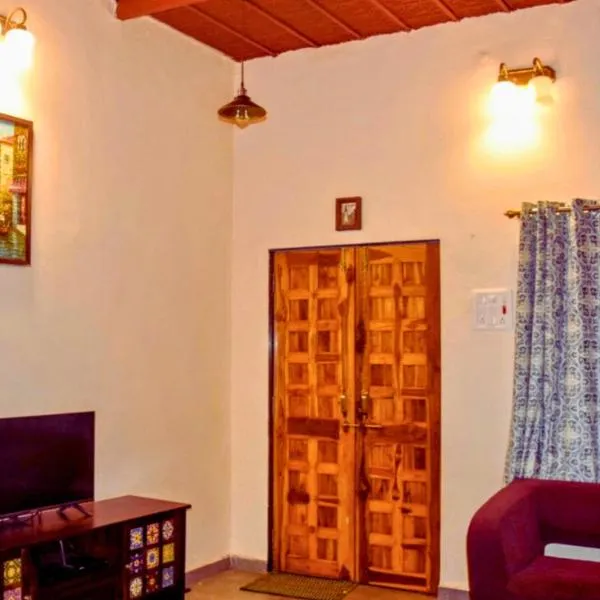 Karjat Hills - Refreshing Farmstay with courtyard & mountain views, hótel í Karjat