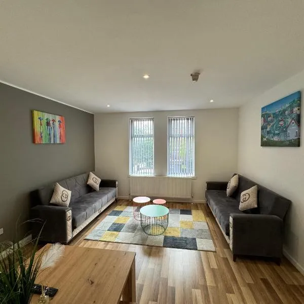 Chorlton, Manchester, Car Park, MK Apartments,, hotel in Manchester