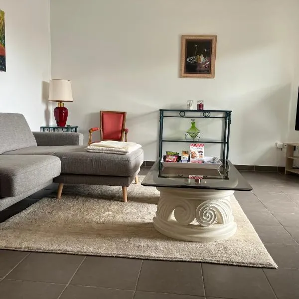 Près de Lyon, élégance et confort pour cet Appartement avec Terrasse, 4 personnes, hotel in Craponne