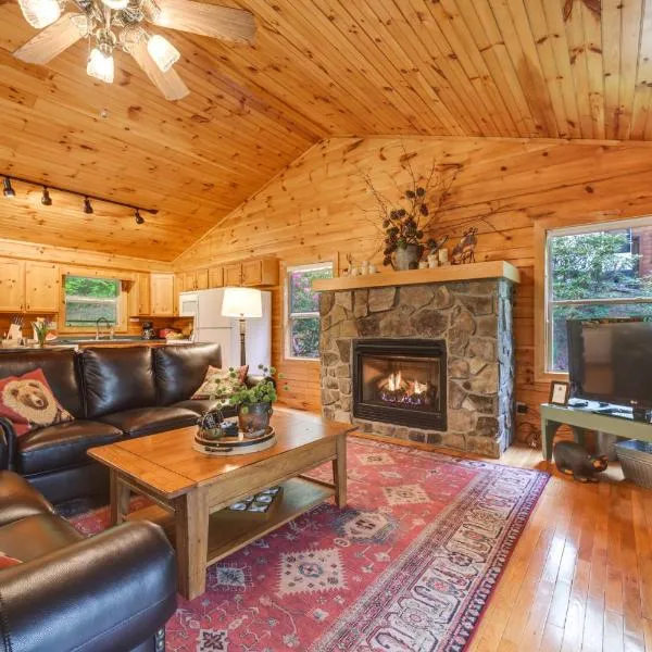Peaceful Smoky Mountain Cabin with Deck and Fire Pit!, hotel di Waynesville