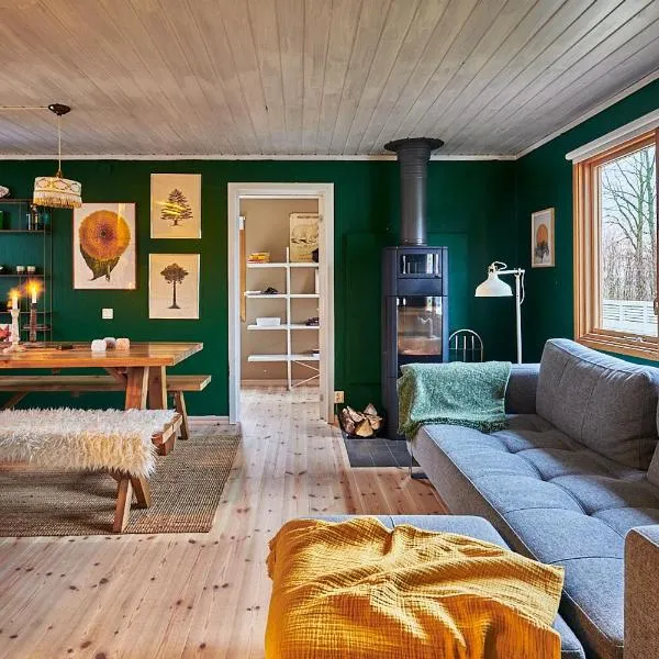 Cosy cabin w fireplace 3 mins from Söderåsen Park, hotel in Ljungbyhed