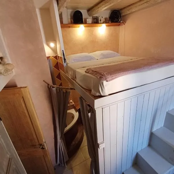 Casaluna, chambre dans maison de village، فندق في سوتا