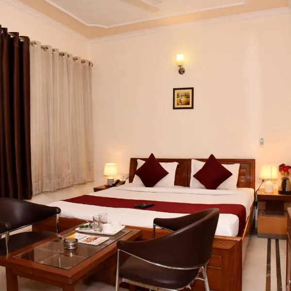 Hotel Gracious, hotel in Garhi Harsāru