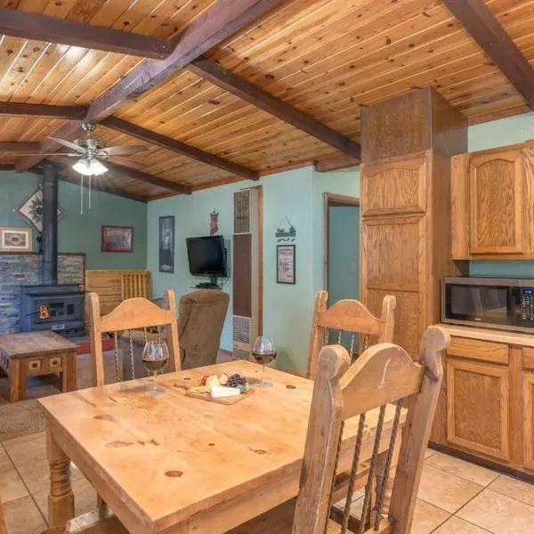Roadrunner - Cozy Cabin - Whirlpool and Hot Tub, hotel in Ruidoso