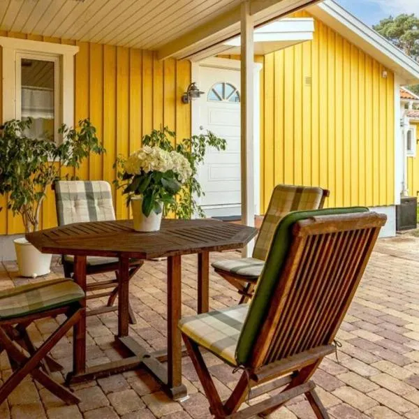 Tylösand guesthouse 300m from ocean & golf course, hotel v destinaci Halmstad