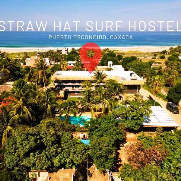 Straw Hat Surf Hostel & Bar، فندق في Brisas de Zicatela