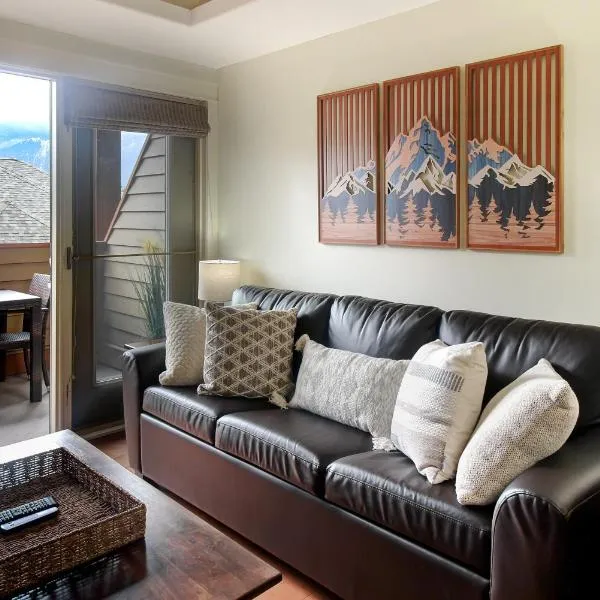 Marvellous Mountain Condo Pool & Hot Tub, hotel a Canmore