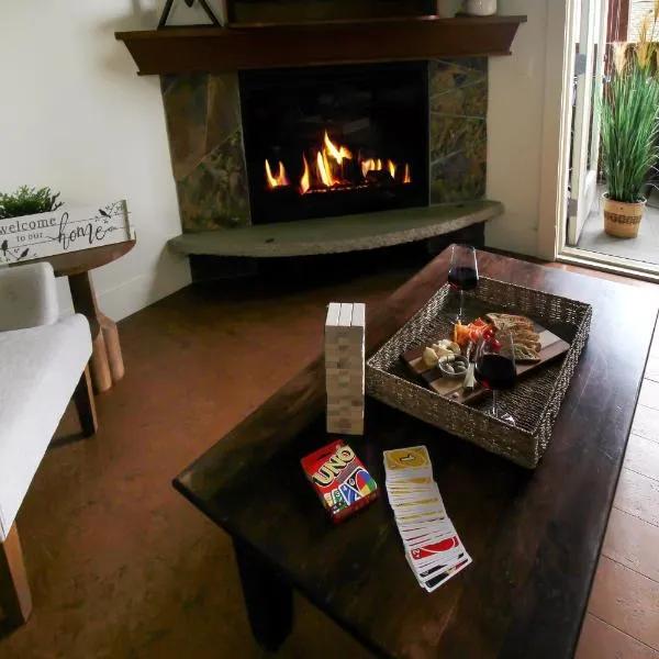 Marvellous Mountain Condo- Pets - Pool & Hot Tub managed by Little Sister Getaways, hotel en Canmore