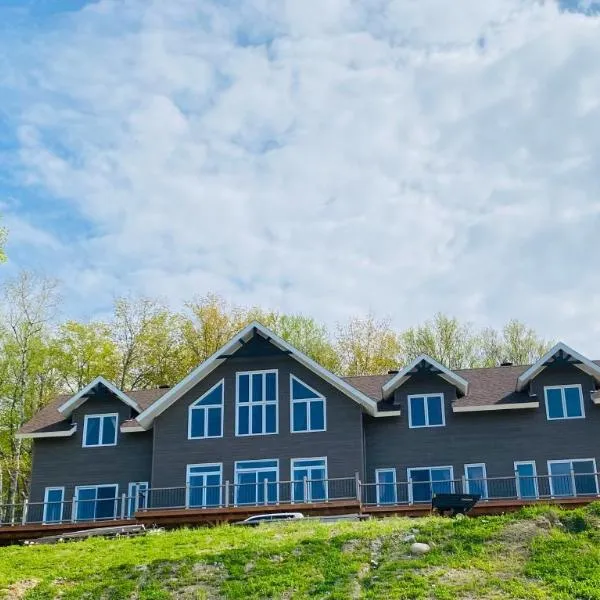 Chalet Mont Édouard de 4 unités, hotel in LʼAnse-Saint-Jean