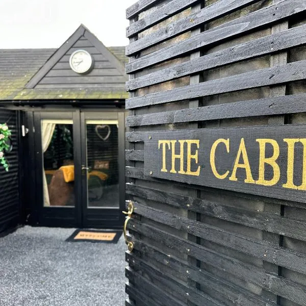 The Cabin Near Stansted Airport, hotel in Little Hallingbury