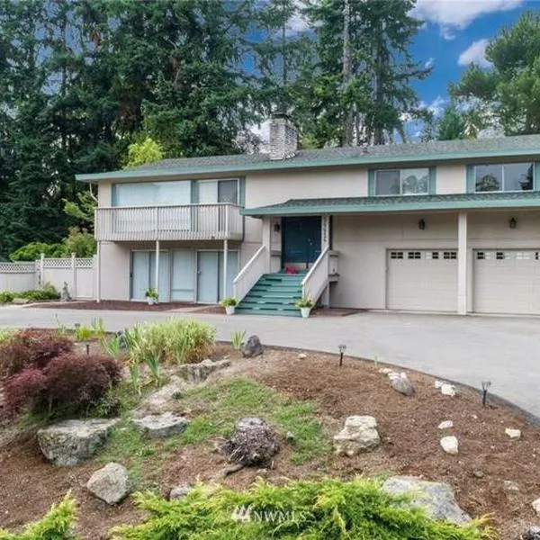 GardenView queen-size bedroom, hotel in Redmond