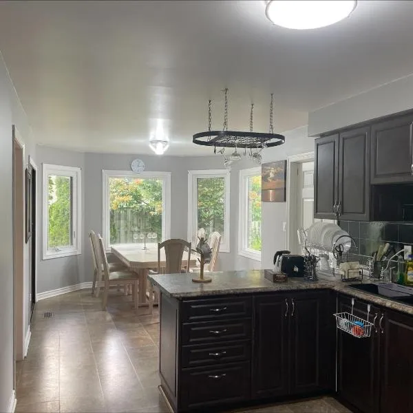 Fast internet free parking laundry and cooking nice home, hotel in Barrie