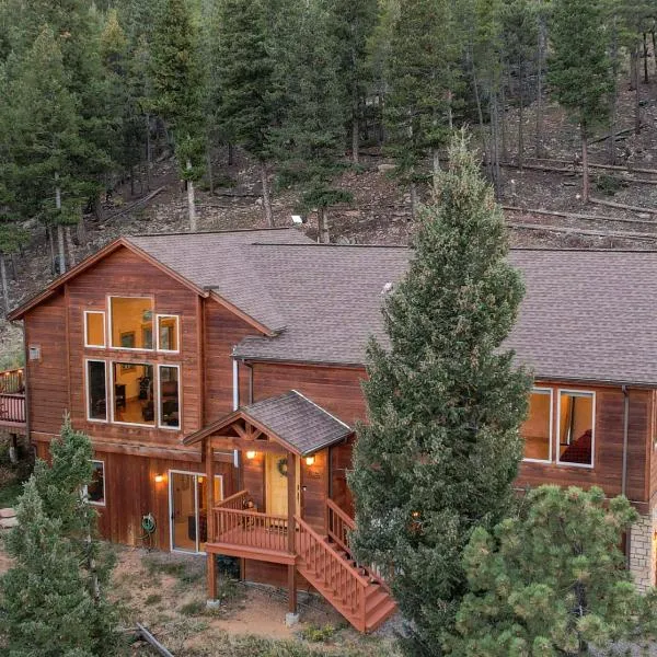 BEST VIEWS! Luxury Mountain Home - Saltwater HotTub, Firepit, BBQ- Close to Trails, Red Rocks, hotel in Evergreen