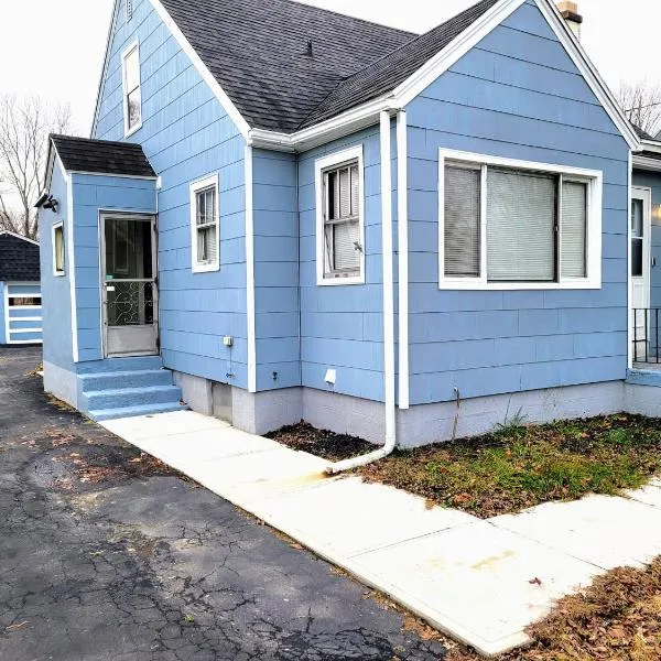 Nice big house with parking, king bed, yard, hotel v destinaci Buffalo