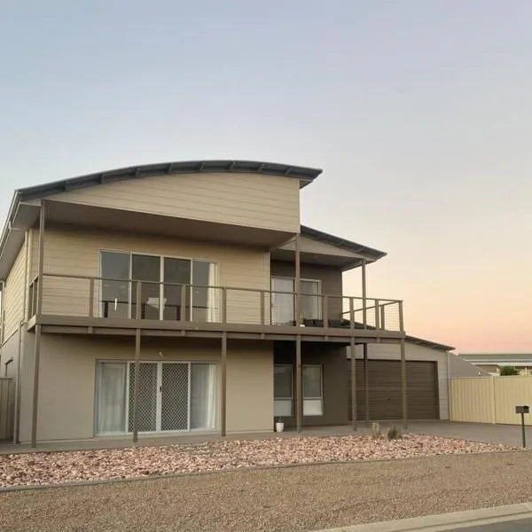 Seaside Serenity Ultimate Golf and Beach Escape, hotel en Port Hughes