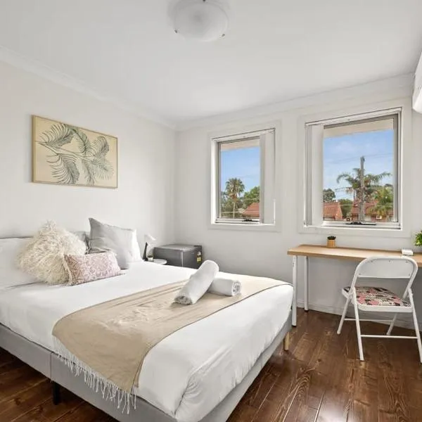 Comfy Double Room in Panania - Nearby Stations & Shops - Shared Bathroom, hotel Panania városában