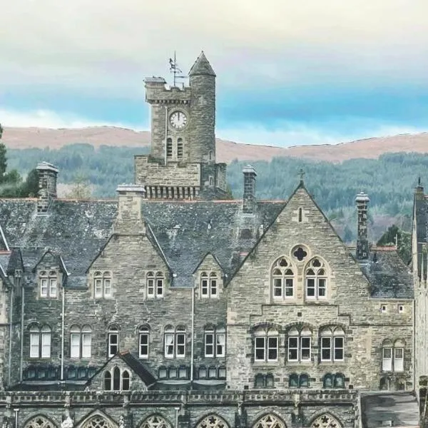The Classrooms, Loch Ness Abbey - 142m2 Lifestyle & Heritage apartment - Pool & Spa - The Highland Club - Resort on lake shores, hotel v destinaci Dalchreichart