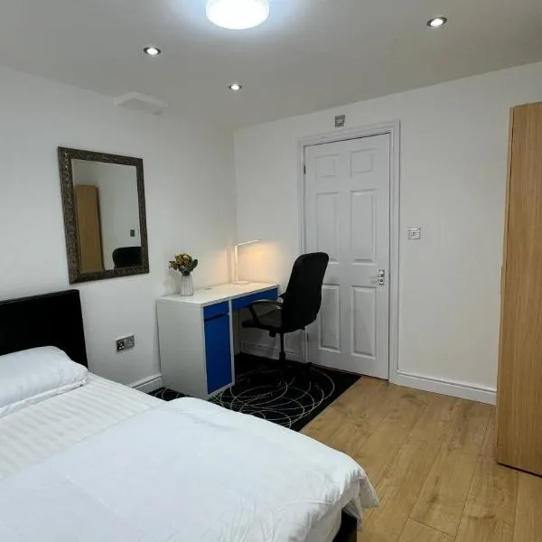 Room with en-suite facilities, hotel u gradu Ashford