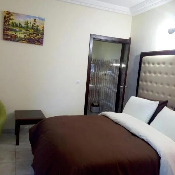 Hotel Saphir, hotel in Abobo