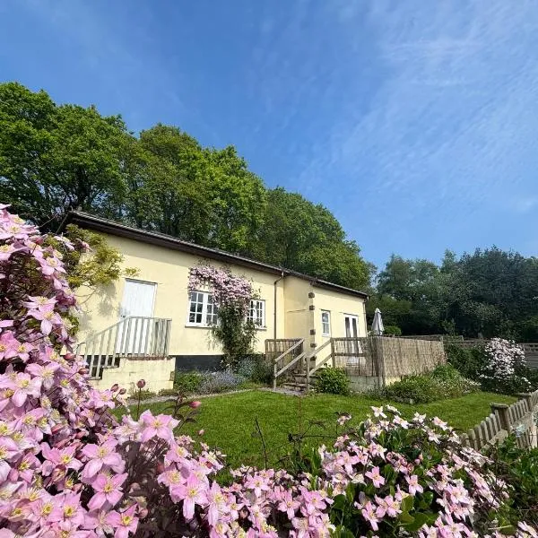 Oak Tree Cottage, Countryside Retreat with River View, hotel en Lydney