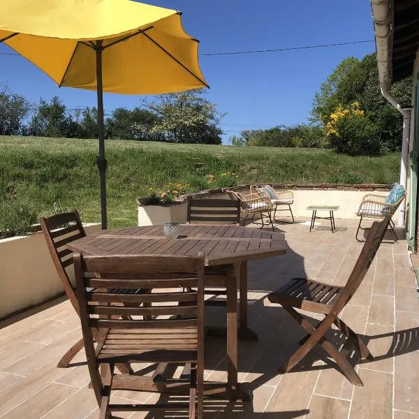 Gîte atypique La Bastilac, hotel v destinácii Garganvillar