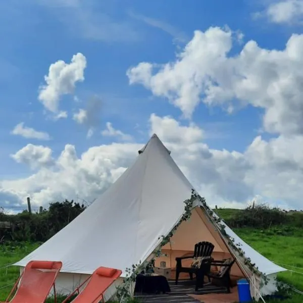 Summit Camping Kit Hill Stunning views Grass pitch or upgrade to Bell tent hire, hotel din Callington