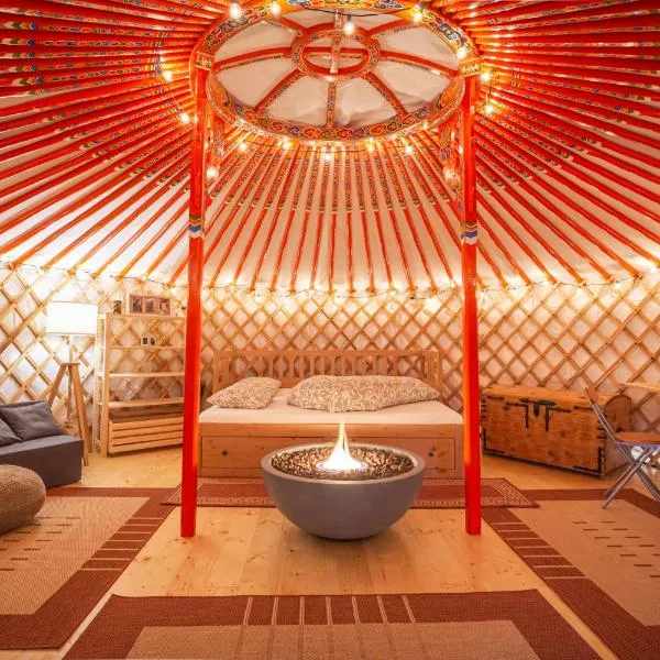 Jurta pod Kriváňom, hotel a Vavrišovo