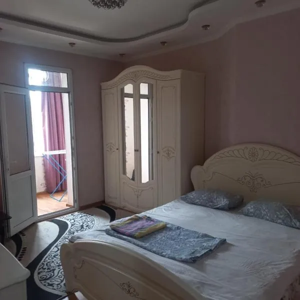 Медерова, уютная квартира, hotel a Tokolʼdosh