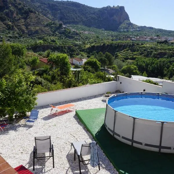 Villa La Gaviota - Piscina, jardín y barbacoa junto Ruta del Gollizno, hotel en Moclín