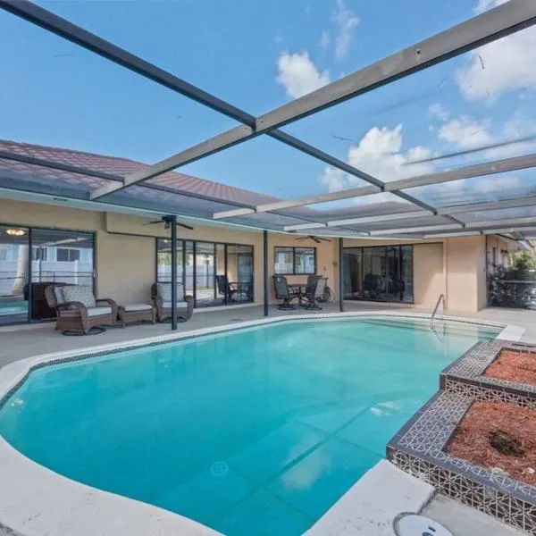 ELEVATED 377 - Family Oasis Retreat - 4-Bed Home with Pool, hotel v destinaci Marco Island
