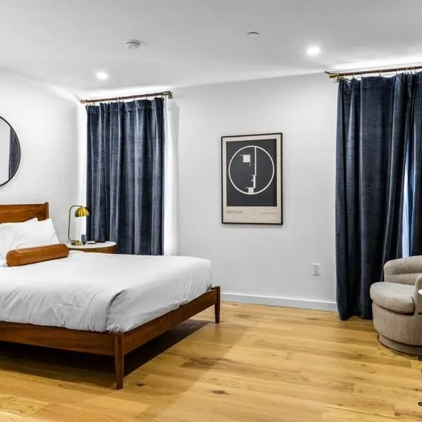Historic DTWN Bangor, Steps to great Food & Drink, Room # 102, hotel in Bangor