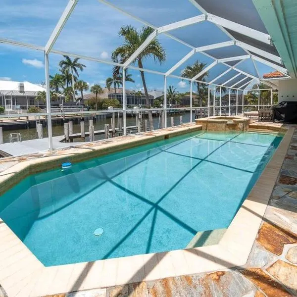 ELEVATED 342 - Sunny Waterfront Pool and Spa 3 Bed home, hotel in Marco Island