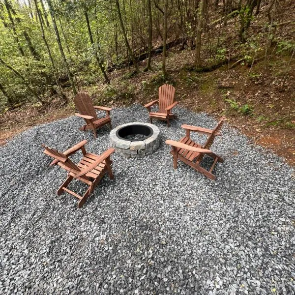 Fresh Air Cabin - Secluded 1 Acre 2Bd, 2Bth - Dogs Allowed, hotel v destinaci Ellijay
