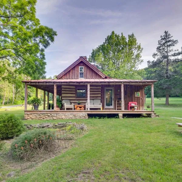 Restored Buchanan Log Cabin on 9-Mile Creek!, hotel in Reba