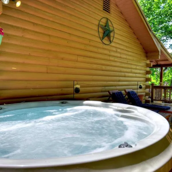 Goldfinch Rustic - Retreat w Hot Tub& Fire Pit, ξενοδοχείο σε Ellijay
